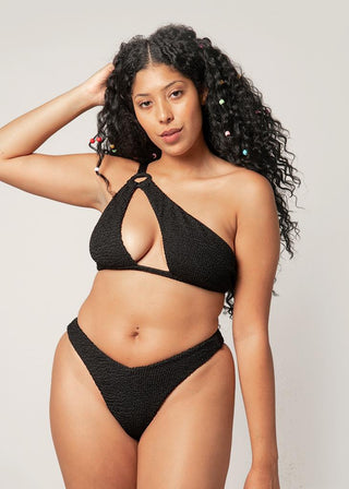 curvy woman looks fabulous in v-shape bikini bottom with textured fabric by lioa lingerie